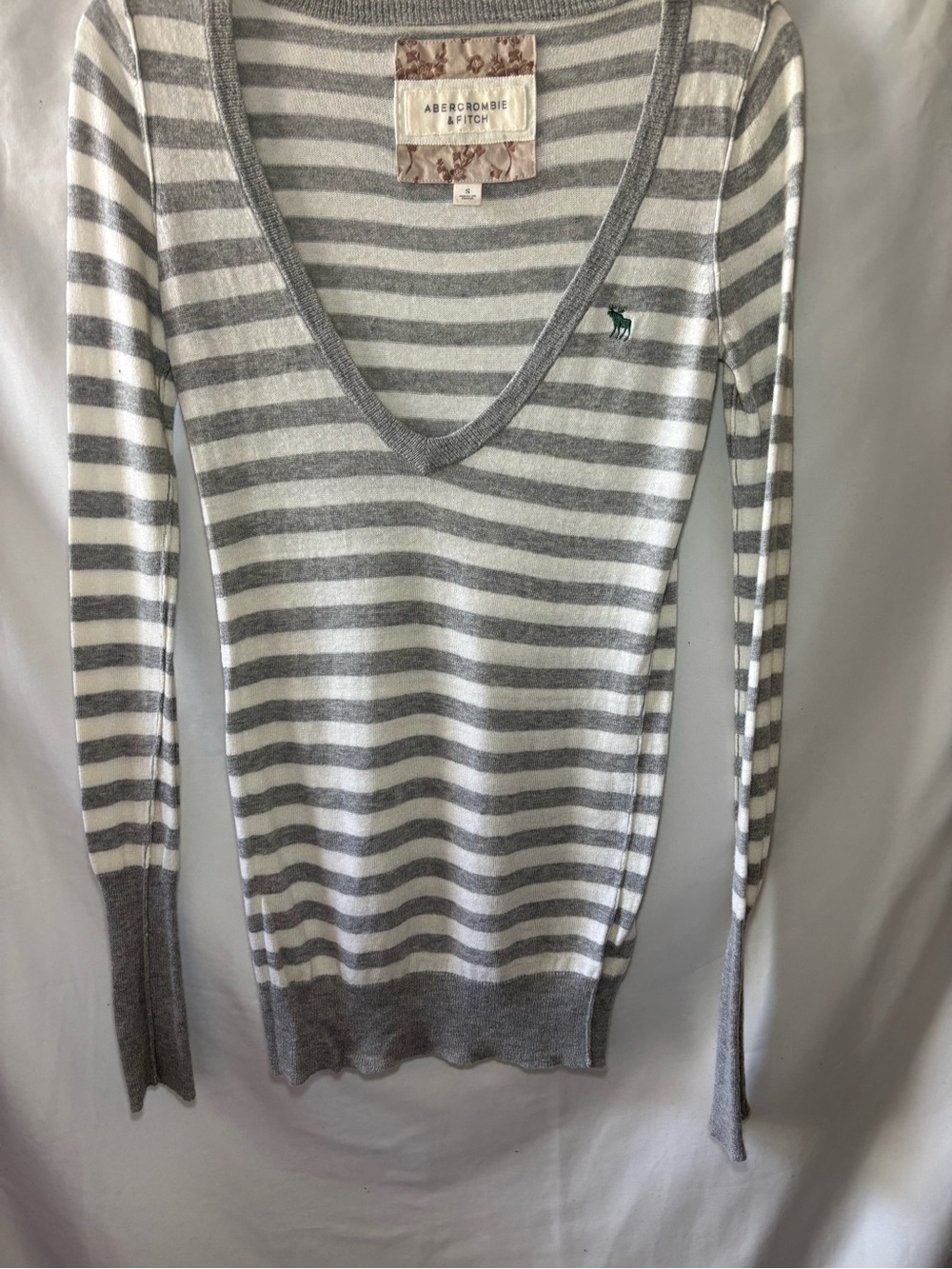 Vintage Abercrombie & Fitch Women's V-Neck Sweater - White and Gray Stripes, S